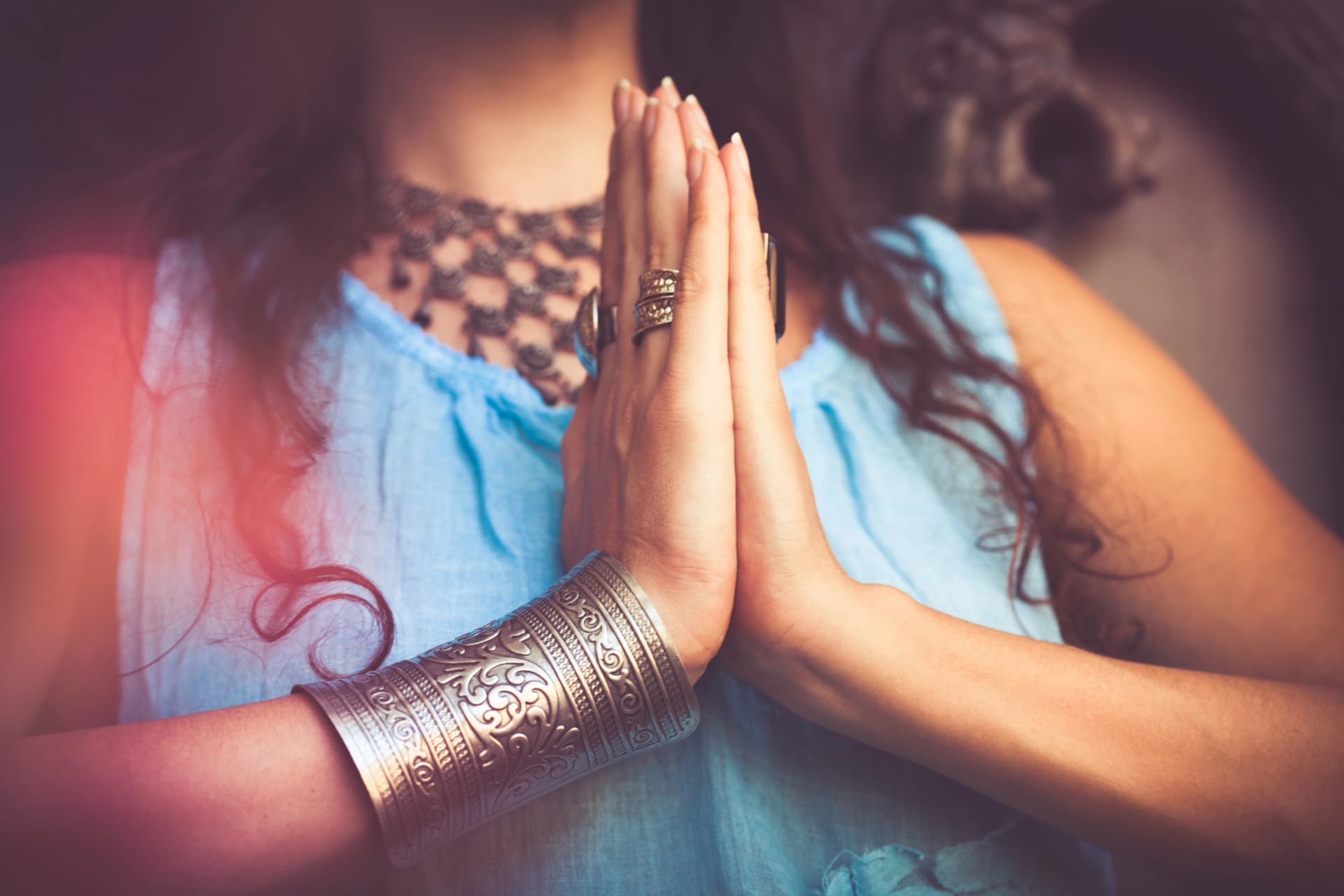 Roke v meditativnem položaju z nakitom