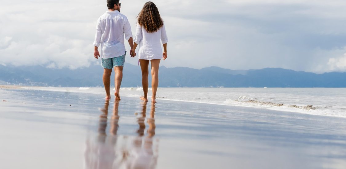 https://pixabay.com/photos/beach-couple-leisure-stroll-5571545/