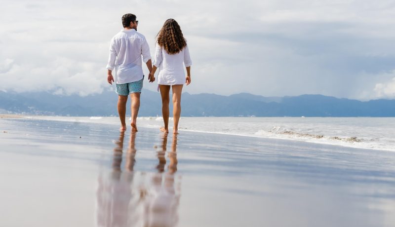 https://pixabay.com/photos/beach-couple-leisure-stroll-5571545/