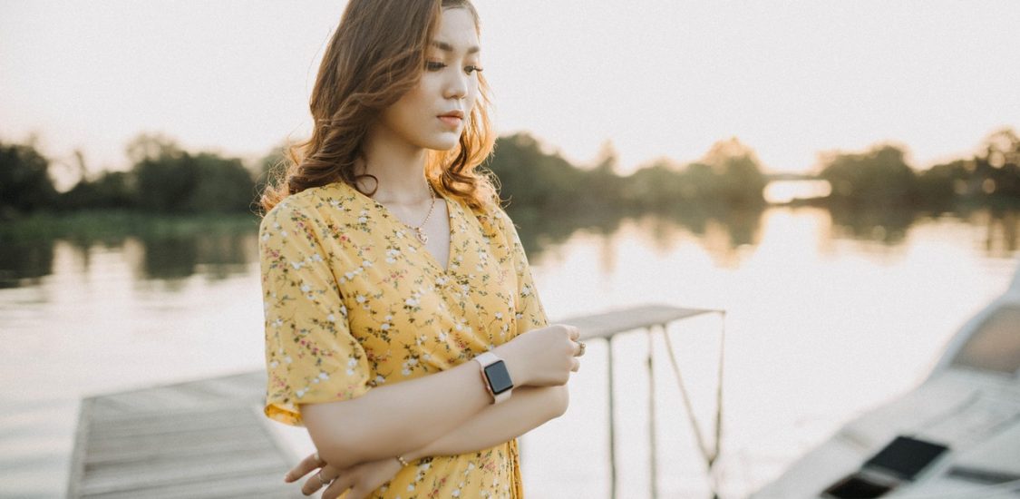 https://pixabay.com/photos/woman-model-portrait-pose-outdoor-6494461/